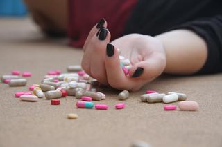 16-latka z Myśliborza połknęła garść tabletek. Leżała w parku na ziemi. Liczyła się każda minuta!