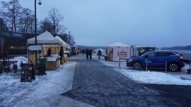 Ruszył jarmark bożonarodzeniowy nad jeziorem Ukiel w Olsztynie. Zobacz, jak wygląda! [ZDJĘCIA]