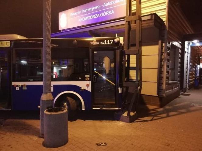 Kraków: Poranna kolizja dwóch autobusów linii 137 na pętli Krowodrza Górka. Uszkodzona została sieć trakcyjna [ZDJĘCIA]