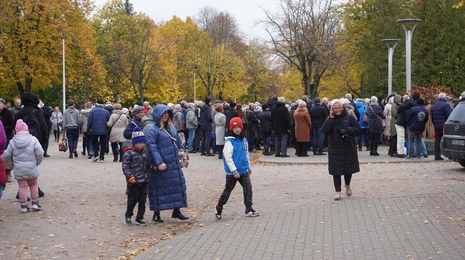 Tłumy na cmentarzu przy ul. Poprzecznej. Olsztynianie odwiedzają groby bliskich [ZDJĘCIA]