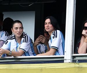 Krzysztof Stanowski i Dua Lipa na meczu Coca - River