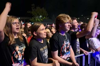 Posadzili drzewa, a następnie dali gorący koncert. Finał akcji zespołu Nocny Kochanek w Skarżysku