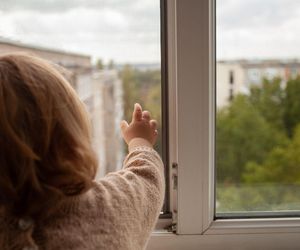 1,5-roczna dziewczynka wypadła z okna. Pomocy potrzebowała i jej mama