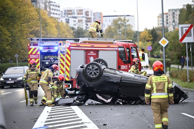 Dachowanie w Warszawie! Wcześniej na tej ulicy doszło do śmiertelnej masakry