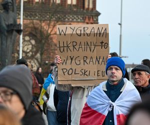 Demonstracja Trzy lata w obronie Ukrainy na pl. Solidarności