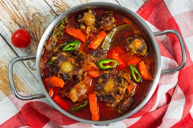 Zupa ogonowa jak dawniej – treściwa, esencjonalna klasyka wiejskiej kuchni na ogonach wołowych