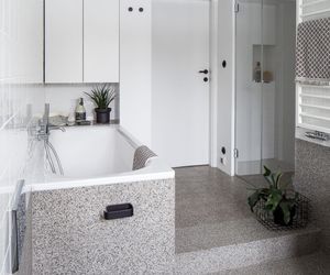 Wnętrza z podestem i podłogą na różnych poziomach