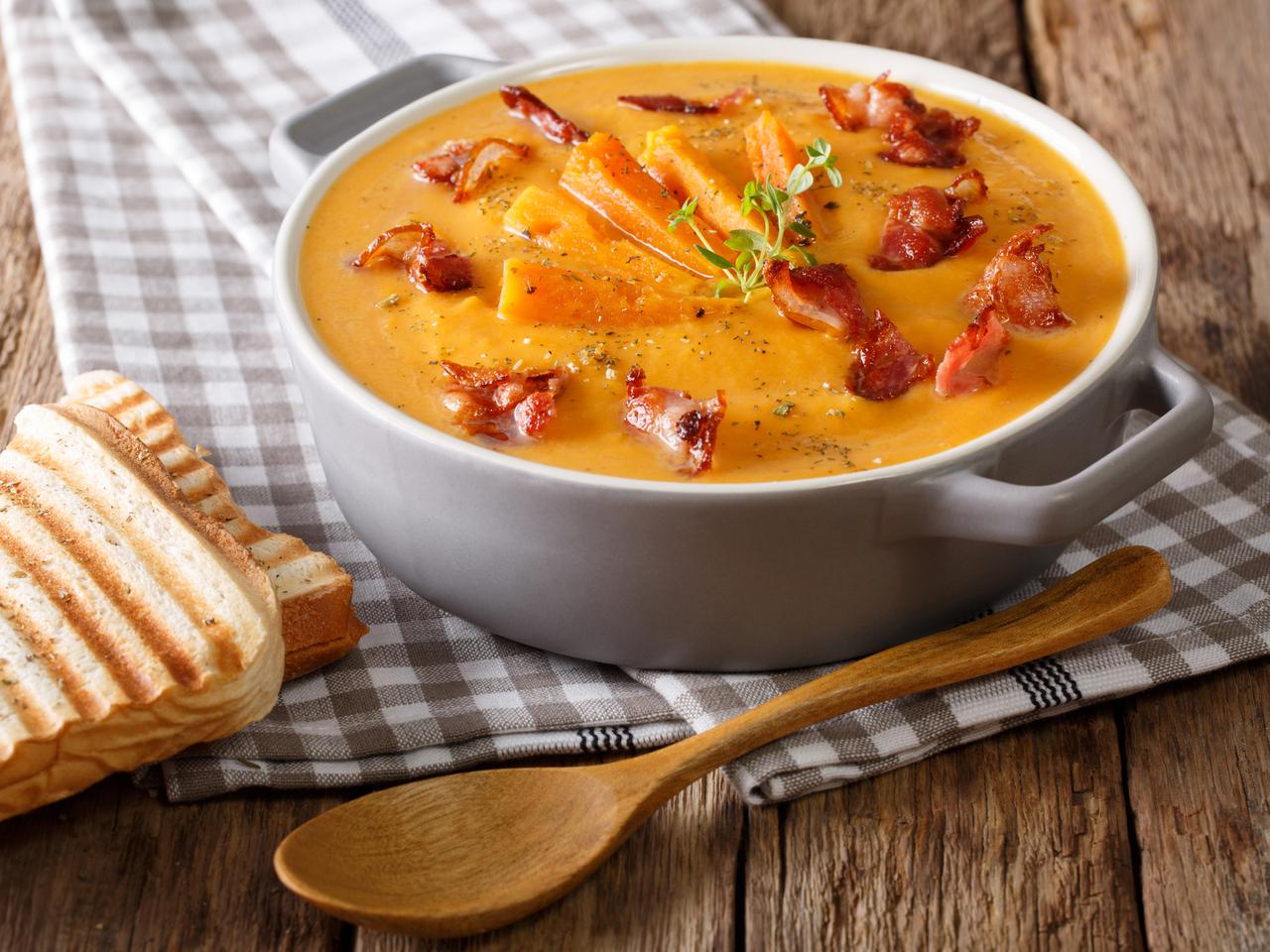 Krem ze słodkich ziemniaków z boczkiem - obfita i fertyczna zupa na lepszy humor