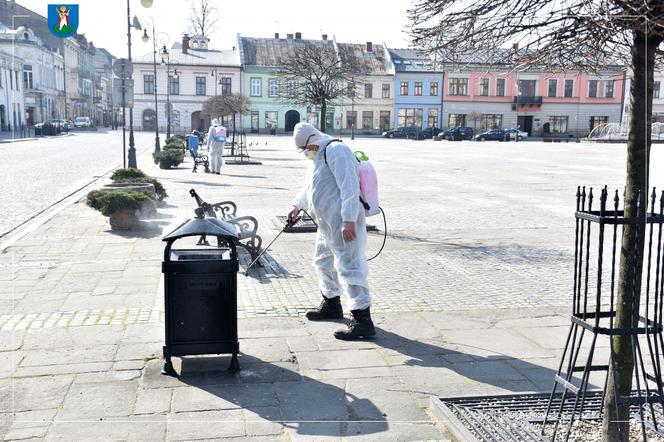 Białe kombinezony i Virkon. Tak w Nowym Sączu walczą z epidemią koronawirusa! 