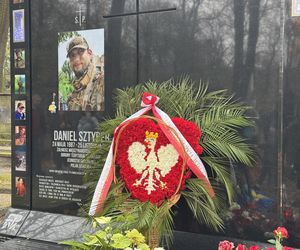 Tak wygląda grób Daniela Sztybera w Święto Zmarłych. Polski żołnierz oddał życie za Ukrainę