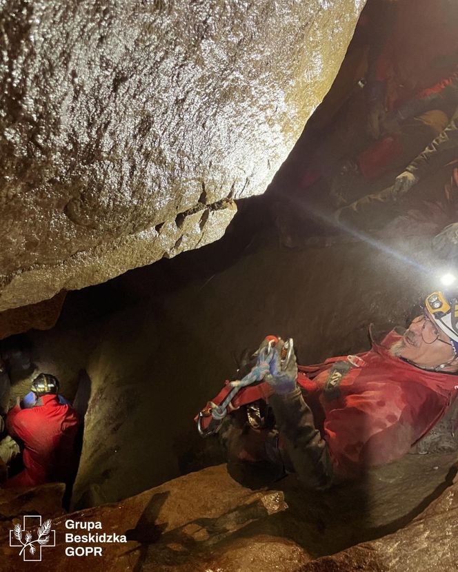 Akcja ratunkowa w Jaskini Salmopolskiej w Beskidach. Ratownicy walczyli o grotołaza przez 4 godziny