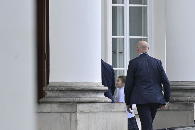 Karol Nawrocki który odbiera Kasię ze szkoły.