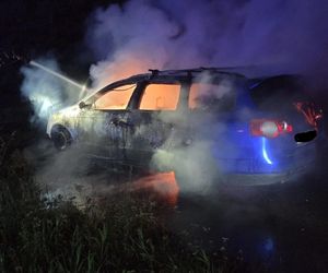 Ogień zaczął buchać z samochodu. Pilna akcja strażaków pod Nowym Dworem Mazowieckim