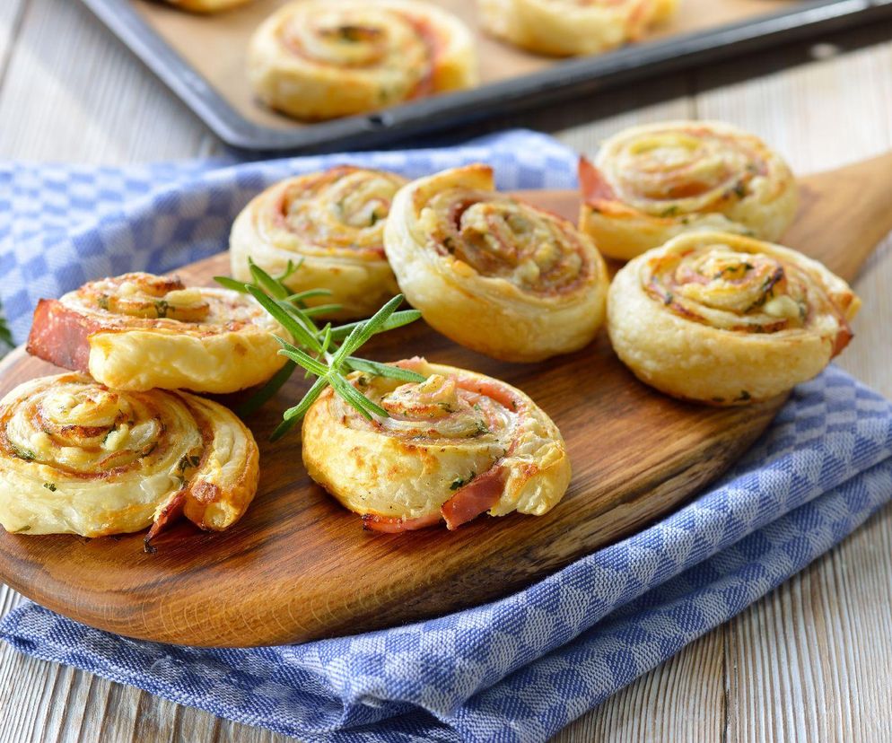 Ślimaczki z ciasta francuskiego. Efektowna przekąska na każdą okazję