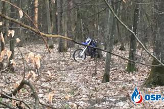 Policjanci rozjechali motocyklistę w lesie