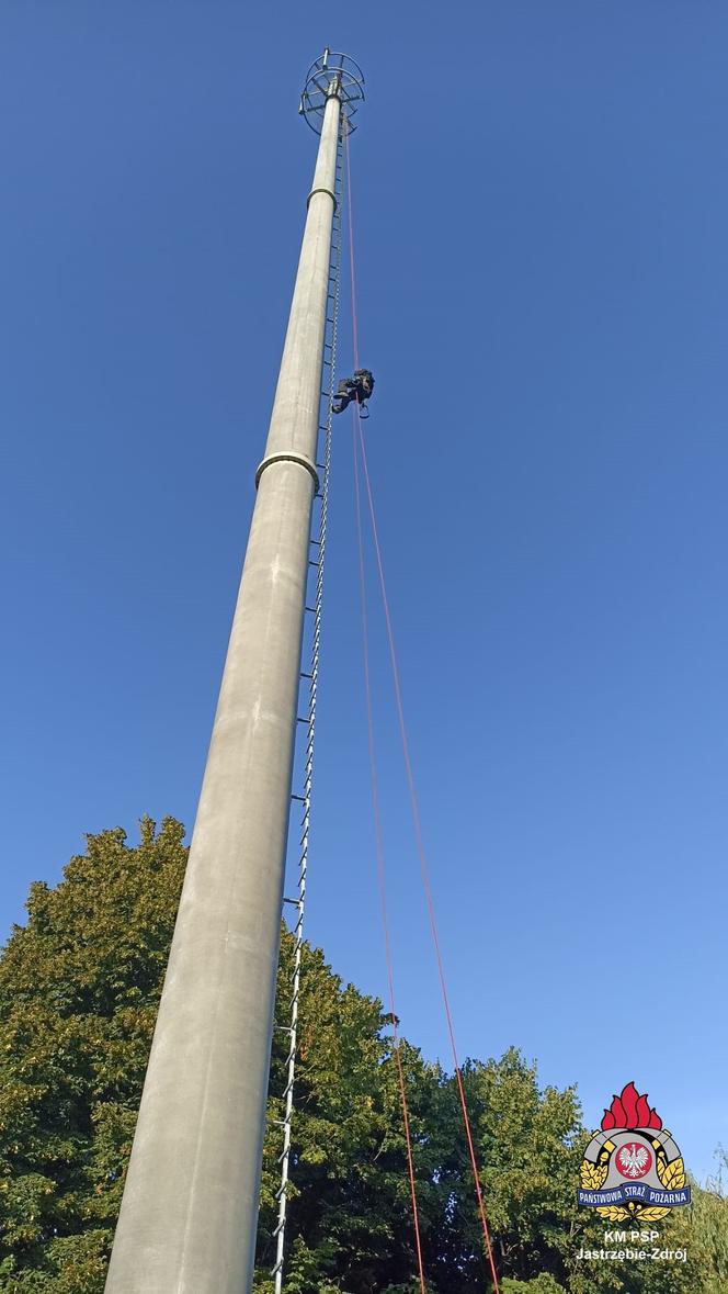 Mężczyzna wszedł na 47-metrową wieżę telefoniczną. Dramatyczna akcja ratunkowa strażaków