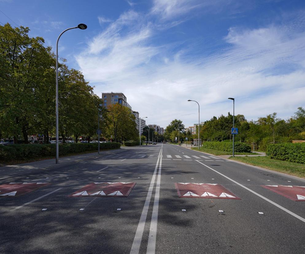 Pilne zmiany na Woronicza. Zamontowali progi zwalniające po wypadku, w którym zginęły dwie osoby