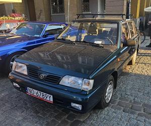 Na olsztyńskiej starówce zaparkowały piękne klasyki motoryzacji. W planach kolejne wydarzenia [ZDJĘCIA]