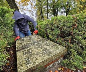 Żołnierze US Army sprzątają groby polskich żołnierzy 