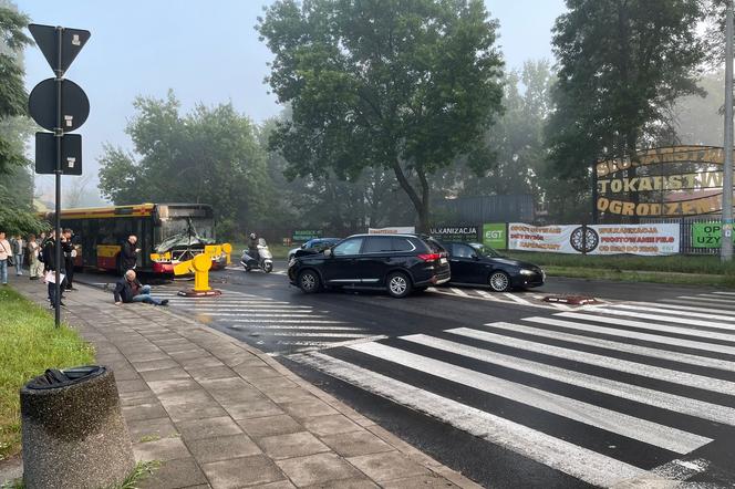 Wypadek na Złotnie w Łodzi. Autobus zderzył się czołowo z samochodem osobowym 
