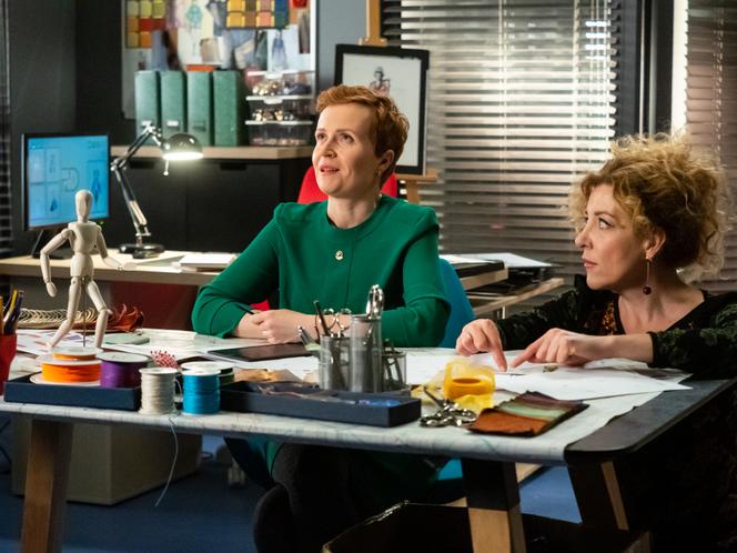 BrzydUla 2 odc. 108. Iza Gajda (Dominika Kluźniak), krawcowa Gutowska (Hanna Klepacka)