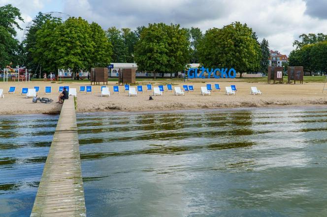 Darmowe leżaki i hamaki na plaży miejskiej w Giżycku. Zobacz zdjęcia