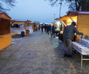 Ruszył jarmark bożonarodzeniowy nad jeziorem Ukiel w Olsztynie. Zobacz, jak wygląda! [ZDJĘCIA]