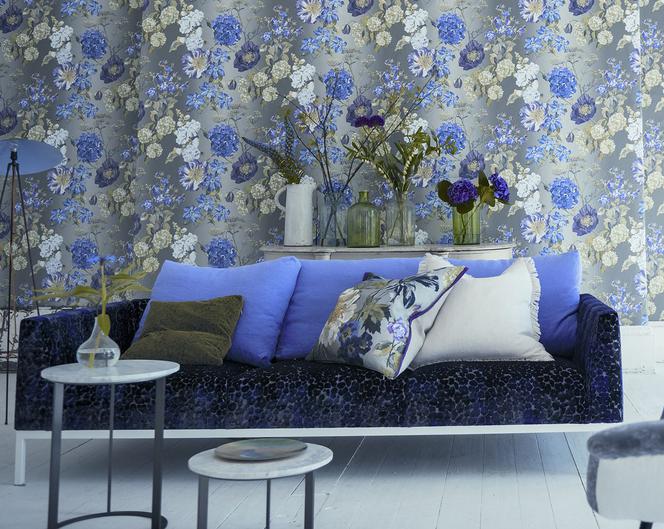 Tapeta z niebieskim wzorem kwiatowym jao kolor ściany