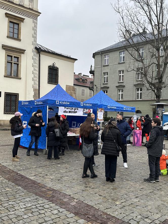 WOŚP 2024 w Krakowie. Zlot samochodów Złombol na Placu Wolnica przyciągnął tłumy fanów aut rodem z PRL-u