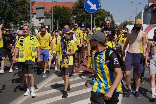 Przemarsz kibiców Stali Gorzów przed meczem z Falubazem Zielona Góra