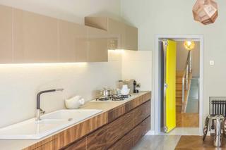 Beżowa kuchnia z fornirem