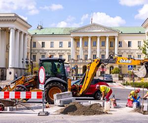 Prace przy zazielenianiu pl. Bankowego w Warszawie