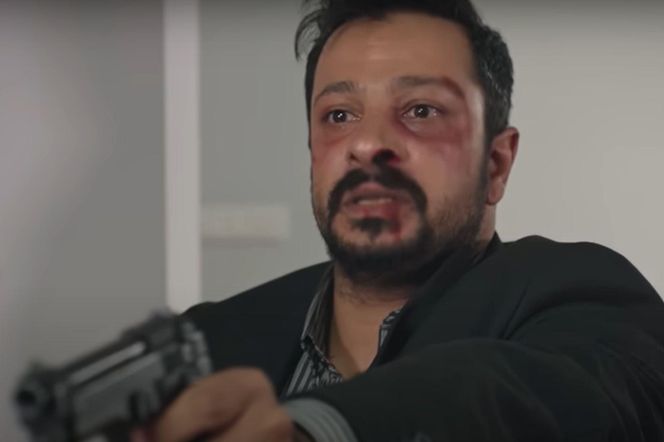 Kiedy Aziz zostanie sam, jego brat wróci. Wyciągnie broń i odda śmiertelny strzał! 