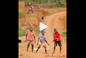 Afrykańskie dzieci tańczą do hitu Calm Down. TEN film poprawi Wam dzień!