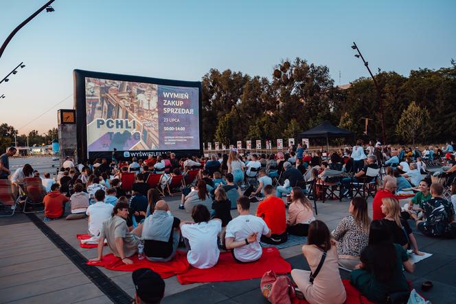 Tłumy ludzi i świetna atmosfera. Wystartowało plenerowe Kino Letnie w Centrum Historii Zajezdnia [GALERIA]