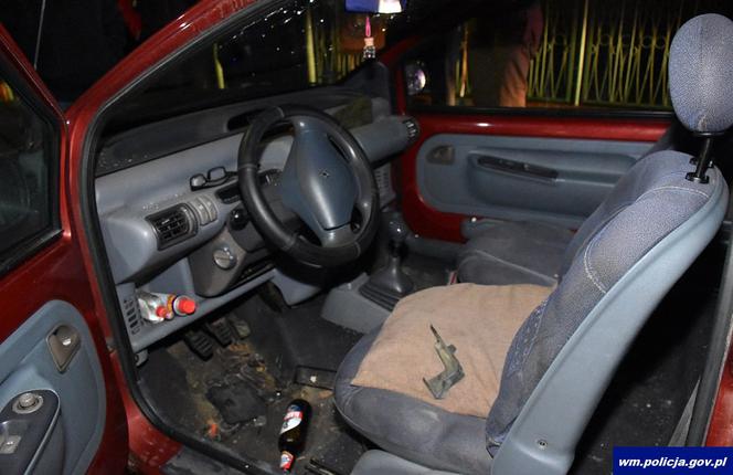 Kierowca Renault Twingo spowodował kolizję drogową uderzając w prawidłowo zaparkowany pojazd marki Peugeot.