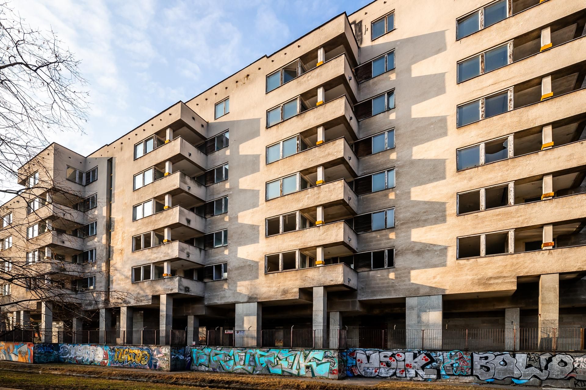 Szpiegowo, blok na Sobieskiego 100 w Warszawie