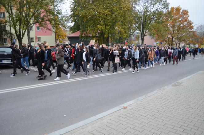 "Z KOBIETAMI NIE WYGRACIE" w Starachowicach też protestowali przed biurami posłów PiS 