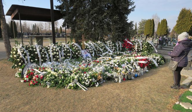 Kłobuck. Grób księdza Grzegorza Dymka. Duchowny padł ofiarą zabójstwa [ZDJĘCIA]