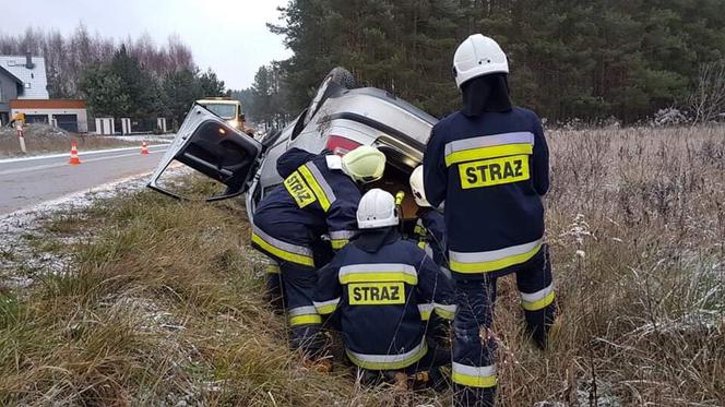 Klepacze. Dachowanie osobówki. W środku kobieta