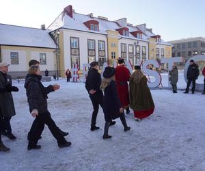 Studniówka miejska w Białymstoku. Prezydent wraz z maturzystami zatańczyli poloneza