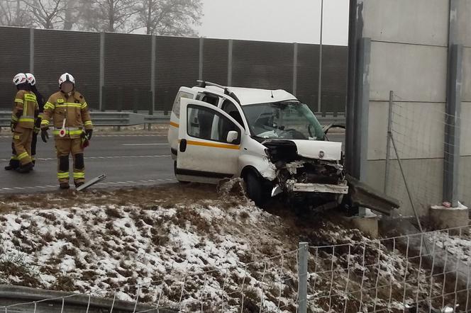 Wyleciał z drogi, huknął w bariery. Strażacy wycinali kierowcę na S8