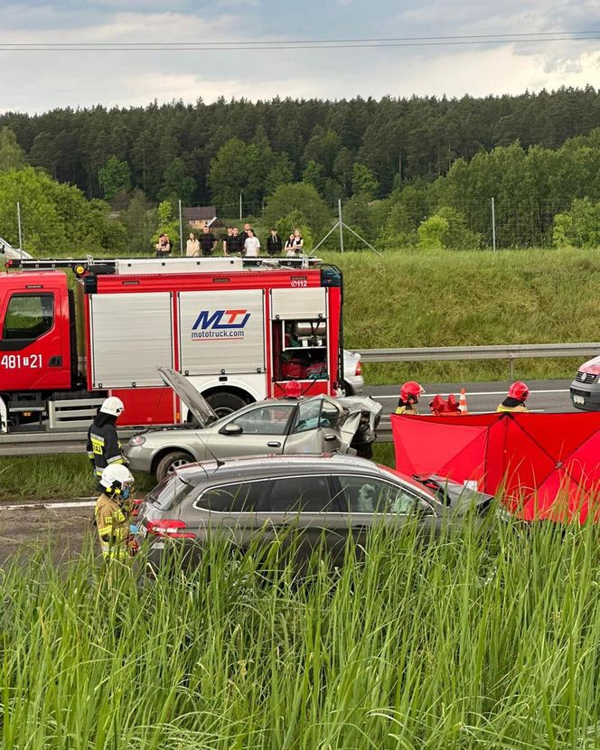 Tragiczny wypadek na S7 w Łącznej. Nie żyje kobieta, dwie osoby ranne
