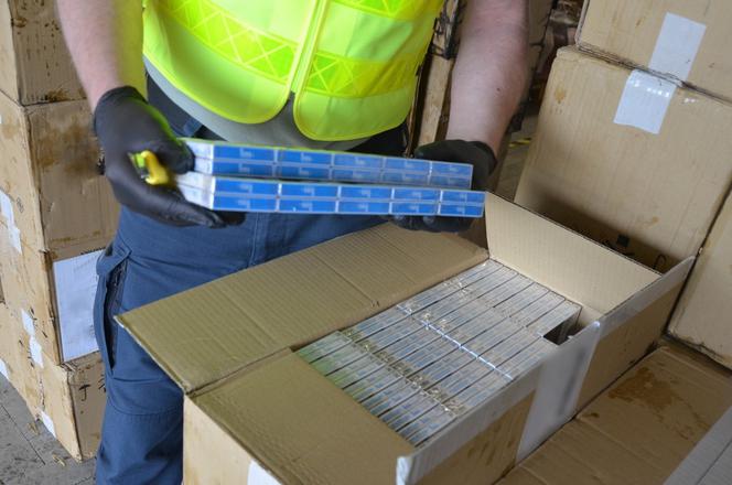 Siemianówka. KAS wykryła kontrabandę papierosów w kolejowych cysternach