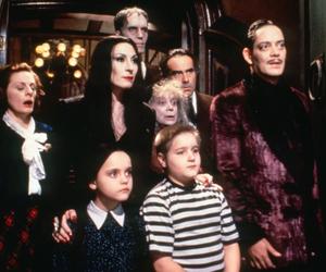 Rodzina Addamsów: obsada po latach. Pamiętacie przerażającą rodzinkę z czarnej komedii? Sprawdzamy, jak dziś wyglądają aktorzy!