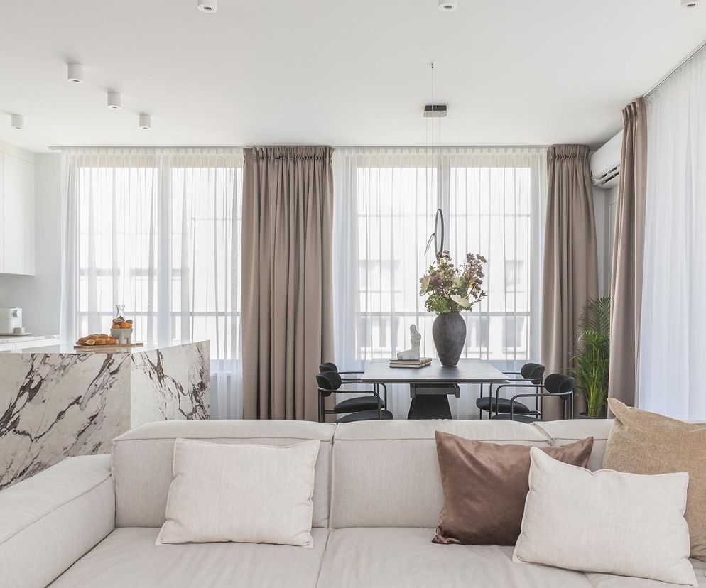 Romantyczne czy minimalistyczne? Najmodniejsze firany 2026 do salonu i sypialni