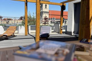 Nowa letnia czytelnia na dachu biblioteki w Lesznie – książki z widokiem na miasto [zdjęcia]