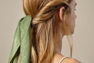 Idealne fryzury na romantyczną randkę. Zobacz, jak je zrobić