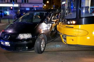 Potężna kraksa w centrum Warszawy! Tramwaj zmiażdżył samochód!