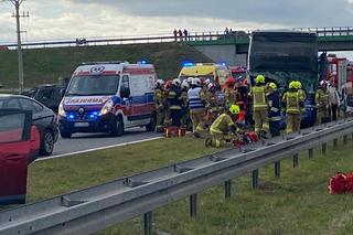 Są ranni po wypadku z udziałem autokaru. Droga zablokowana, poważne utrudnienia